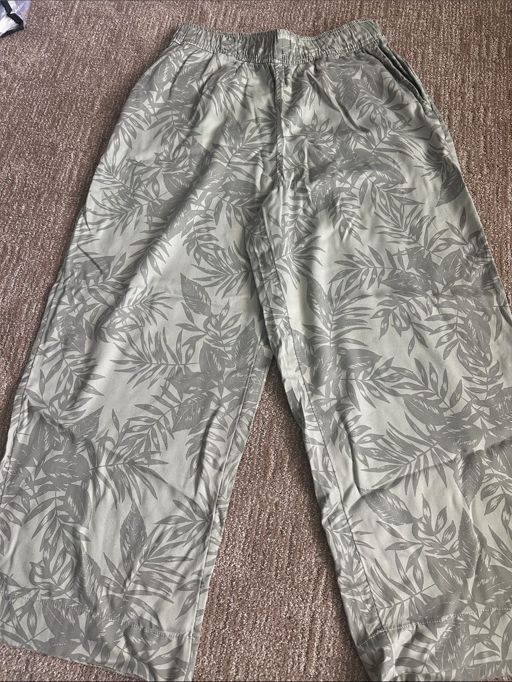 C&C California Sage Green Leaf-Print Capris